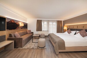 Triple Room, Non Smoking | Hypo-allergenic bedding, pillowtop beds, minibar, cribs/infant beds