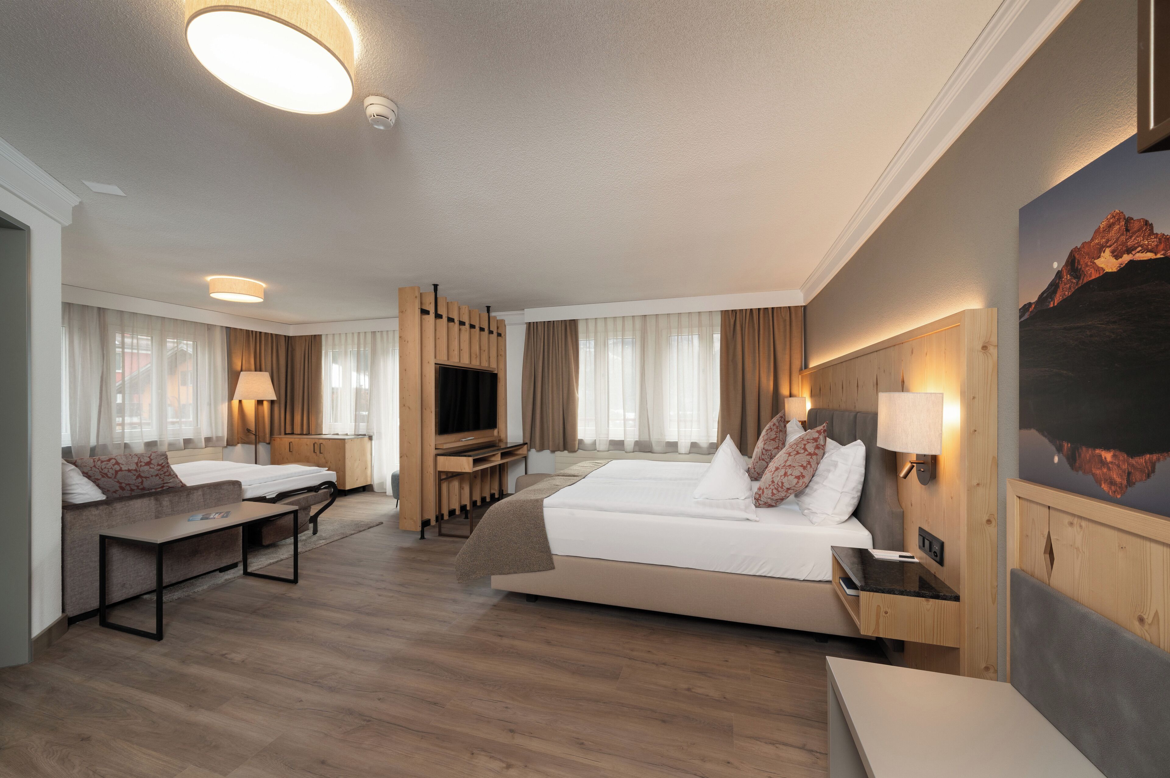 주니어 쿼드룸 | 저자극성 침구, 필로우탑 침대, 미니바, 무료 유아용 침대