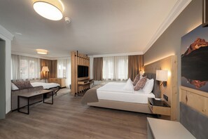 ห้องจูเนียร์สำหรับสี่ท่าน | เครื่องนอนป้องกันสารก่อภูมิแพ้, เตียงพร้อมฟูกเสริมที่นอน, มินิบาร์