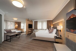 Ropa de cama hipoalergénica, colchones con pillow-top y minibar 