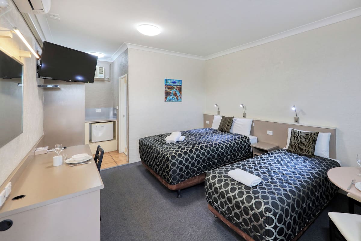 Standard Twin Room | 1 bedroom, minibar, laptop workspace, iron/ironing board