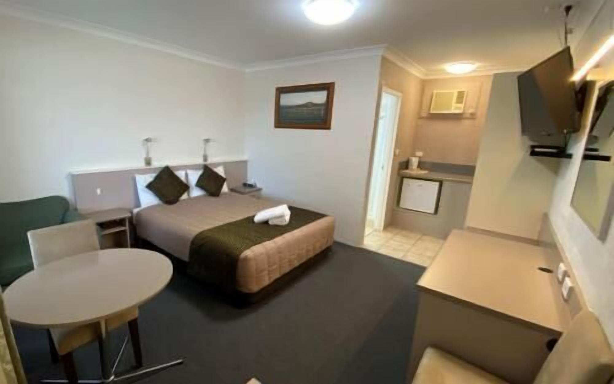 ميني بار ومساحة عمل للكمبيوتر المحمول ومكواة/لوح كي وواي فاي مجانًا