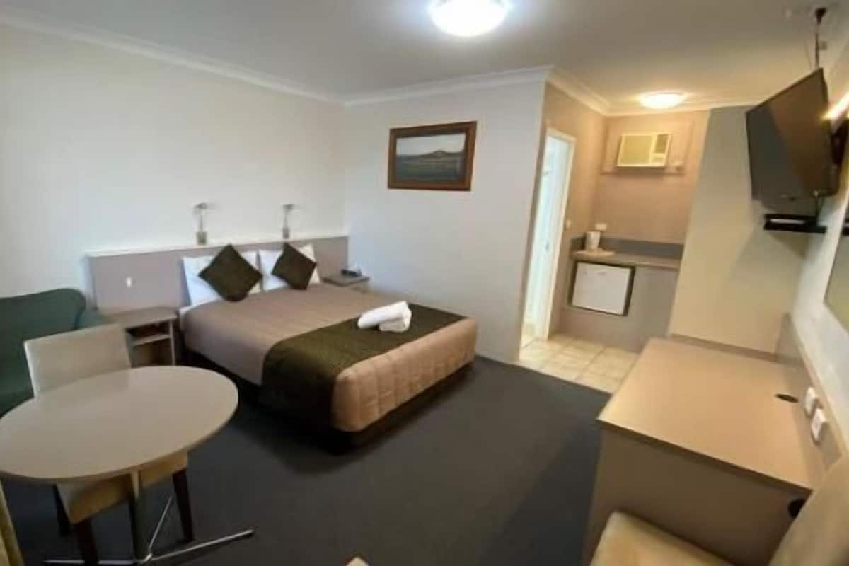 Minibar, laptop workspace, iron/ironing board, free WiFi