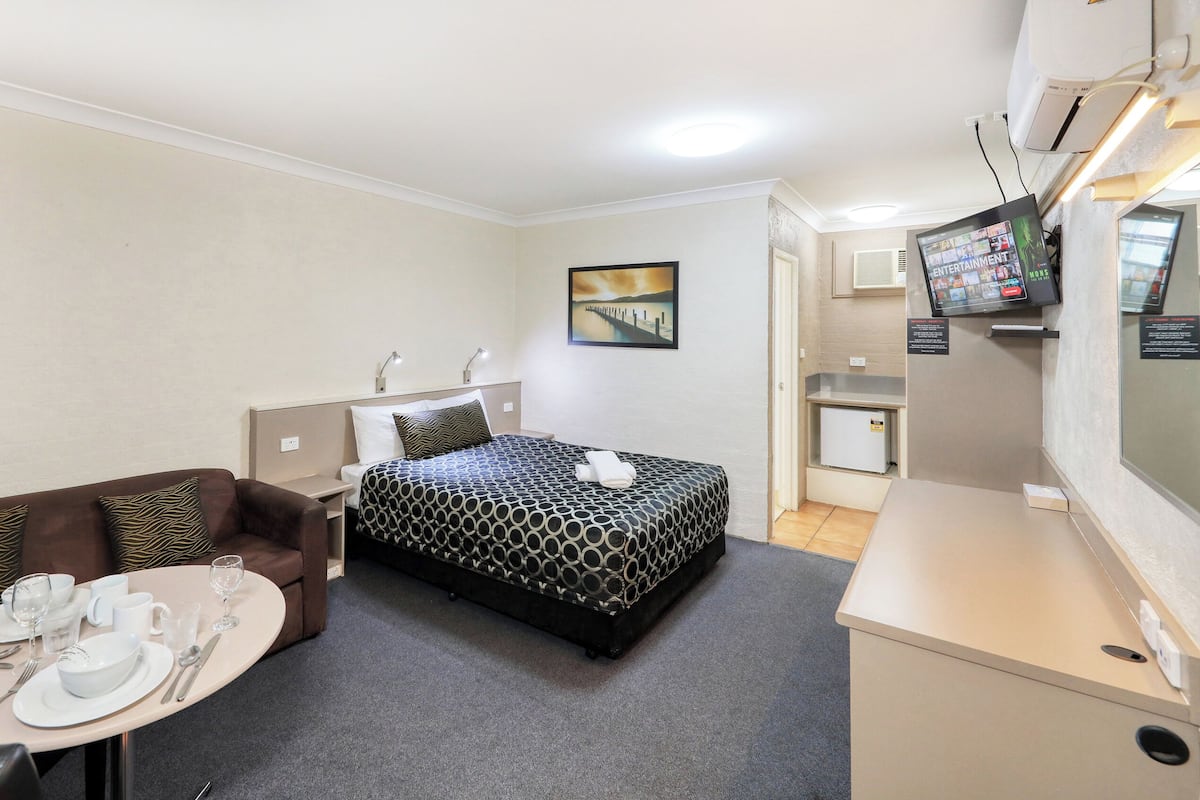 Executive Room | 1 bedroom, minibar, laptop workspace, iron/ironing board
