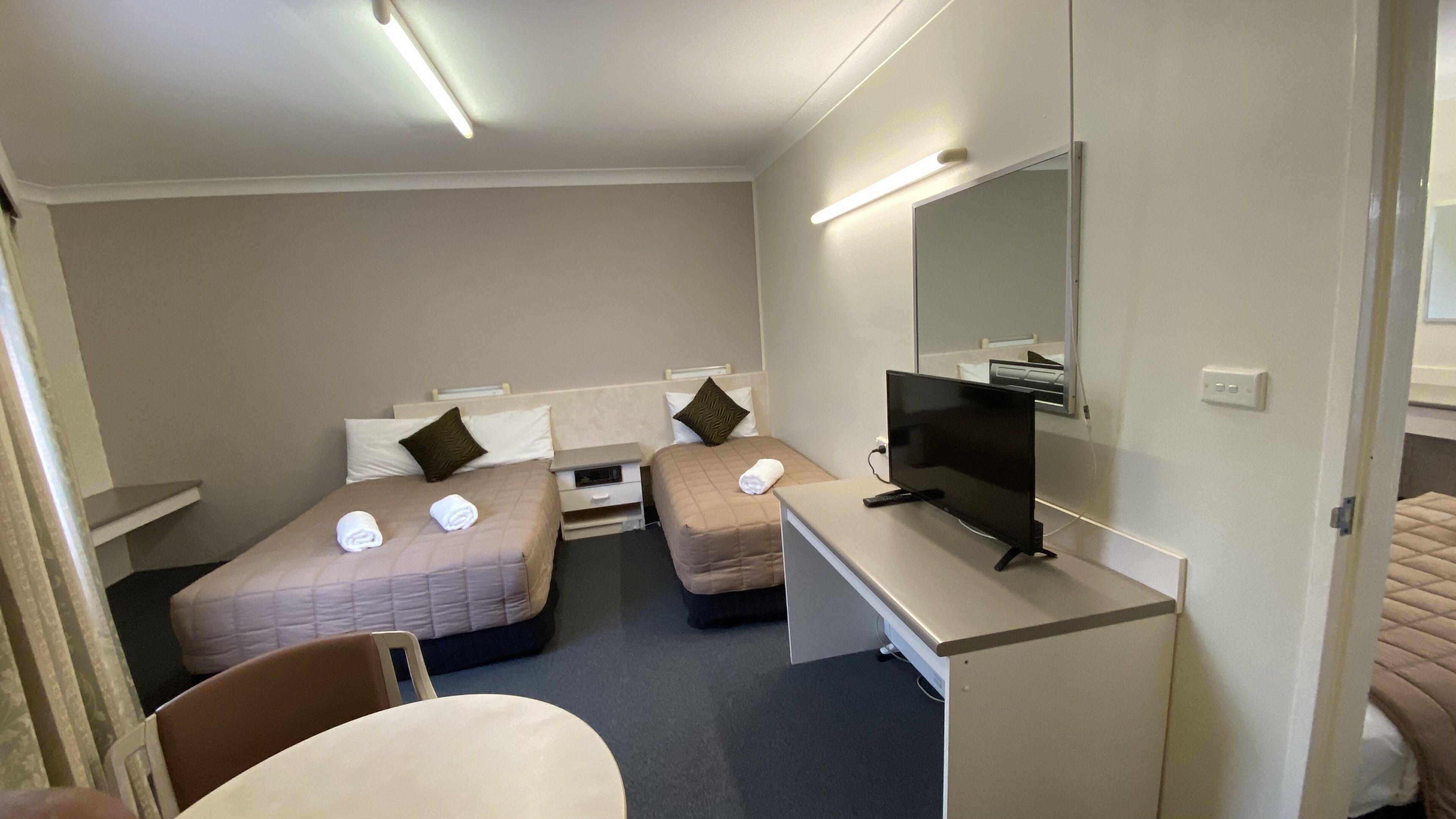 ميني بار ومساحة عمل للكمبيوتر المحمول ومكواة/لوح كي وواي فاي مجانًا