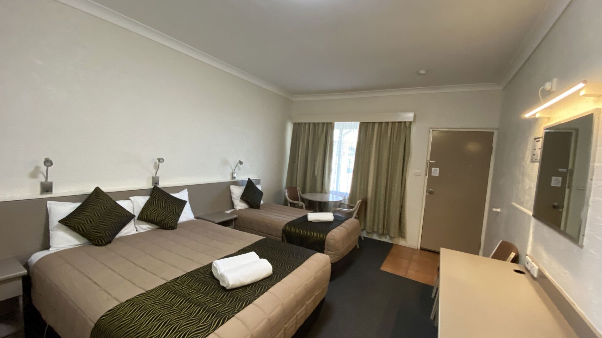 ميني بار ومساحة عمل للكمبيوتر المحمول ومكواة/لوح كي وواي فاي مجانًا