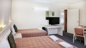 Family Suite | Minibar, laptop workspace, iron/ironing board, free WiFi - Sapphire City Motor Inn, Inverell (Inverell)