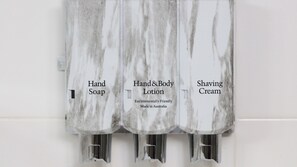 Shower, free toiletries, hair dryer, towels - Sapphire City Motor Inn, Inverell (Inverell)