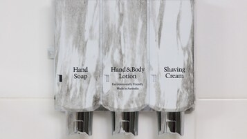 Ducha, artĂculos de tocador gratuitos, secador de pelo, toallas