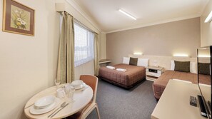 Phòng Suite dành cho gia đình | Minibar, khu vực làm việc phù hợp cho laptop, bàn ủi/dụng cụ ủi quần áo 