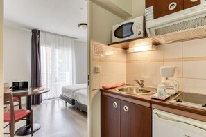 studio twin | Cuisine privée | Réfrigérateur, micro-ondes, plaque de cuisson, lave-vaisselle