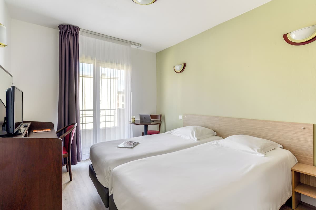 Twin Economic Studio | Desk, soundproofing, iron/ironing board (on request), free WiFi
