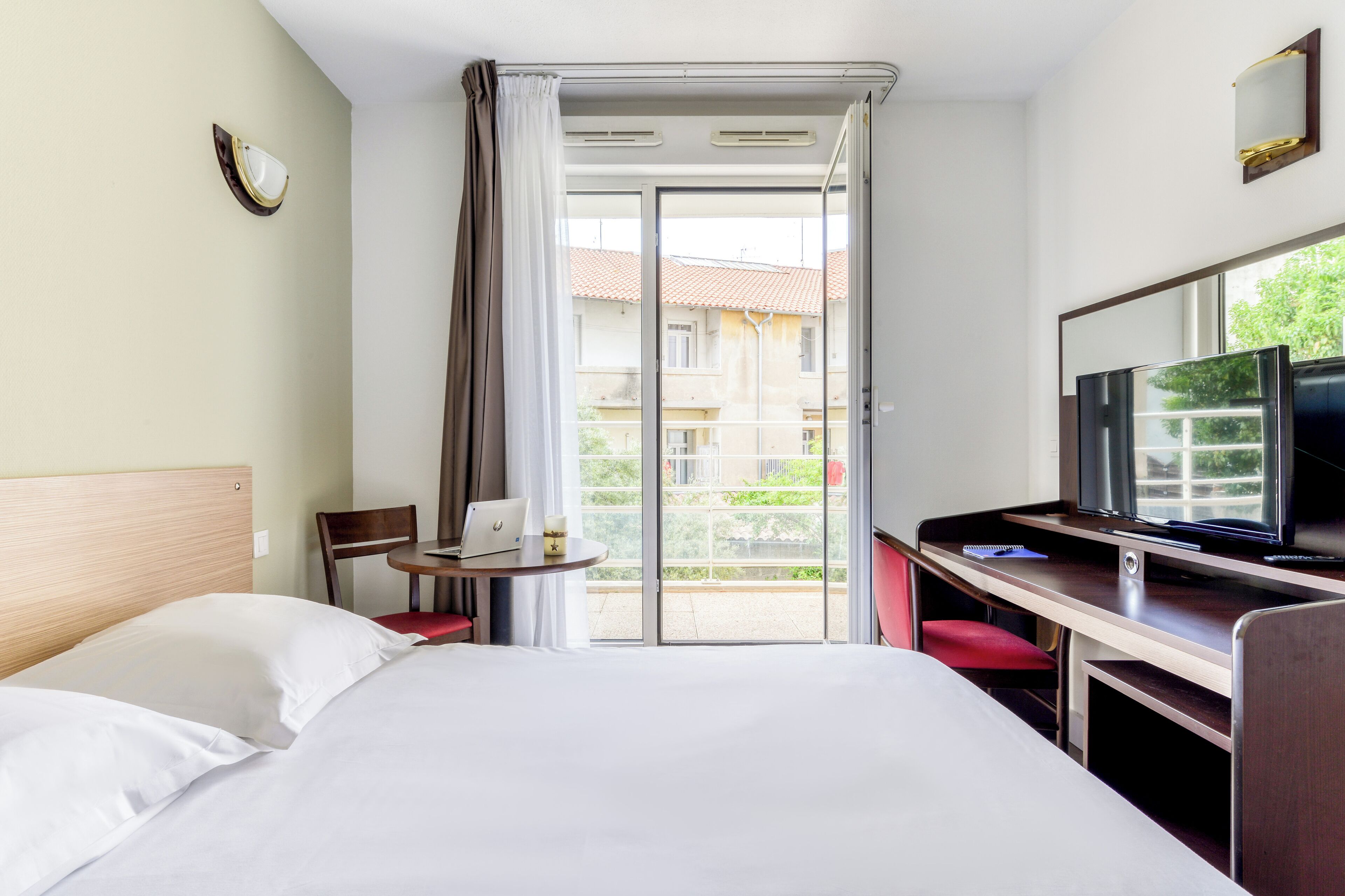 Desk, soundproofing, iron/ironing board, free WiFi