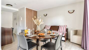 Appartement, 2 slaapkamers (1 à 6 personnes) | Woonruimte | Flatscreentelevisie