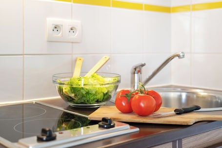 Twin Economic Studio | Private kitchen | Fridge, microwave, stovetop, dishwasher. Zenitude Hôtel Résidences Beziers Centre
