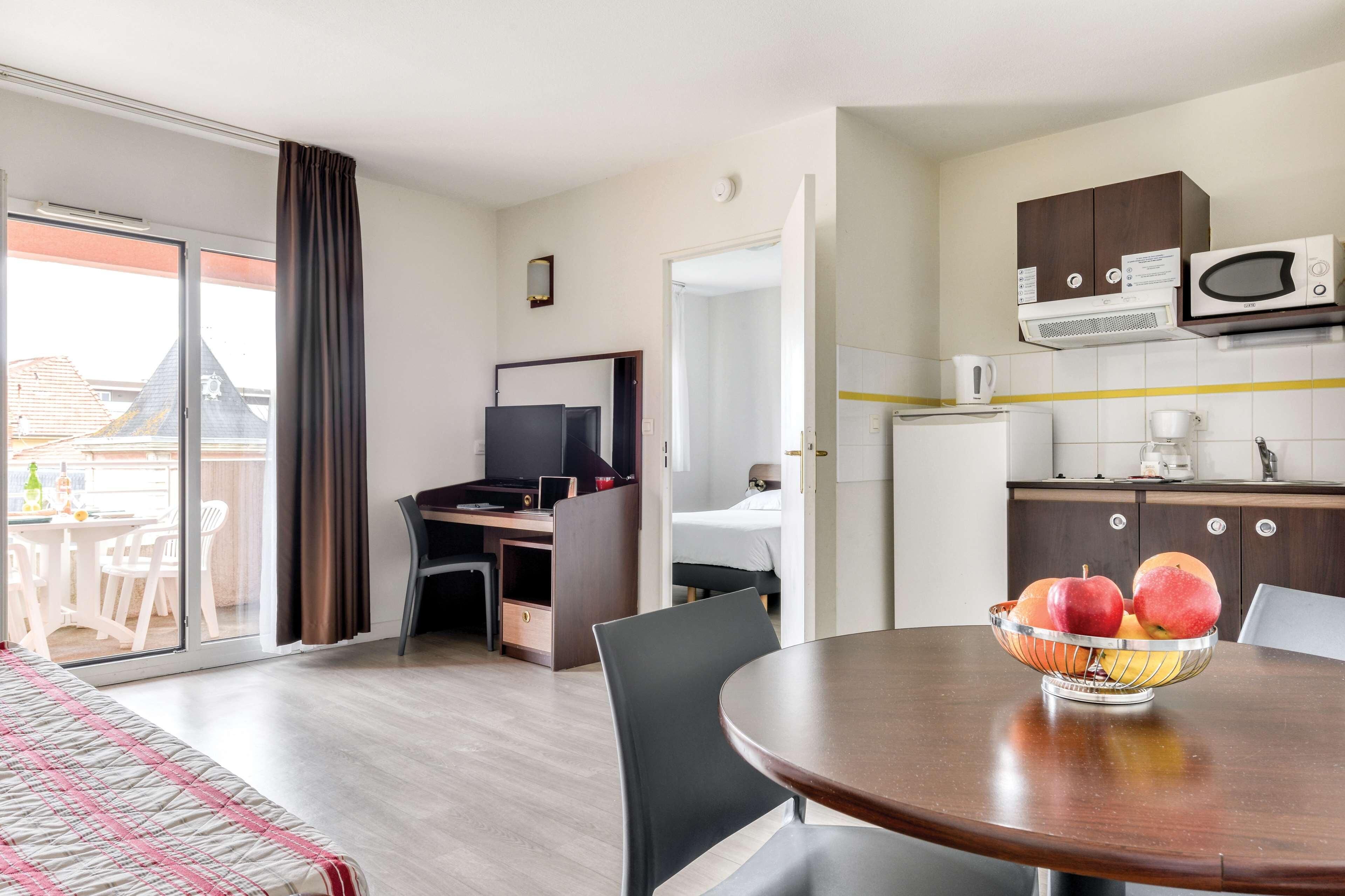 Een bureau, geluiddichte muren, een strijkplank/strijkijzer, gratis wifi