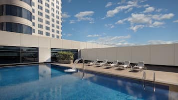 Inomhuspool, utomhuspool och solstolar