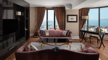 Suite, 2 Tempat Tidur Queen (View) | Seprai antialergi, selimut bulu angsa, dan brankas
