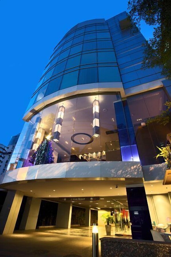 Fachada de la propiedad por la tarde o noche