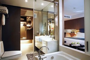 Separate bathtub and shower, rainfall showerhead, designer toiletries - Citrus Sukhumvit 22 Bangkok (Bangkok)