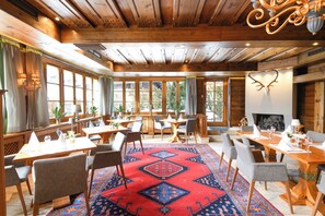 Breakfast, lunch and dinner served