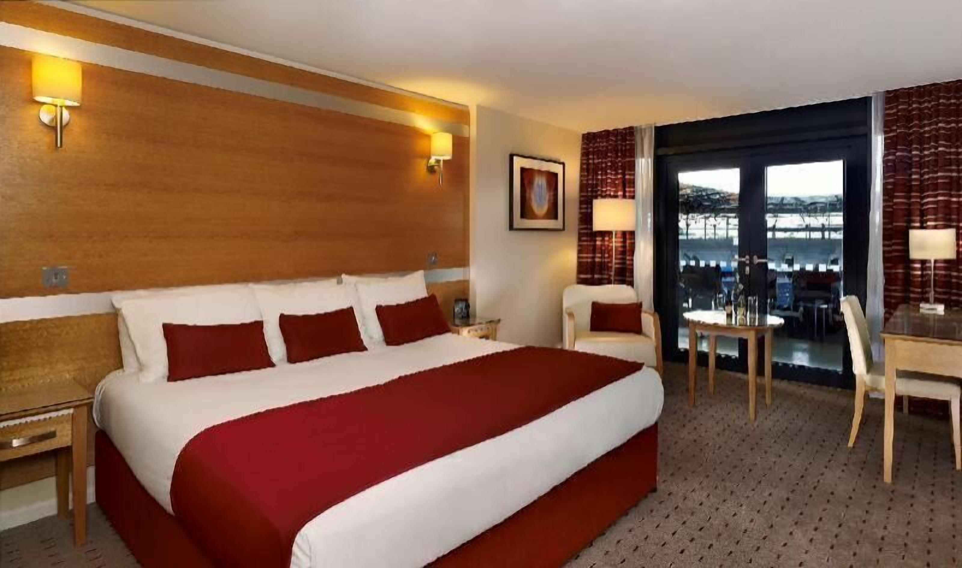 Allergikerbettwaren, Zimmersafe, Bügeleisen/Bügelbrett, Reisekinderbett