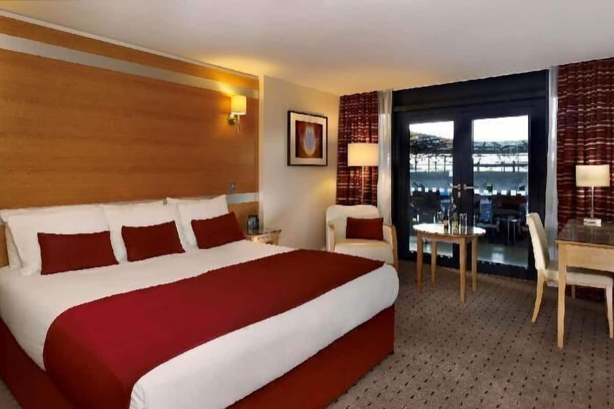 Hypo-allergenic bedding, in-room safe, iron/ironing board, travel cot