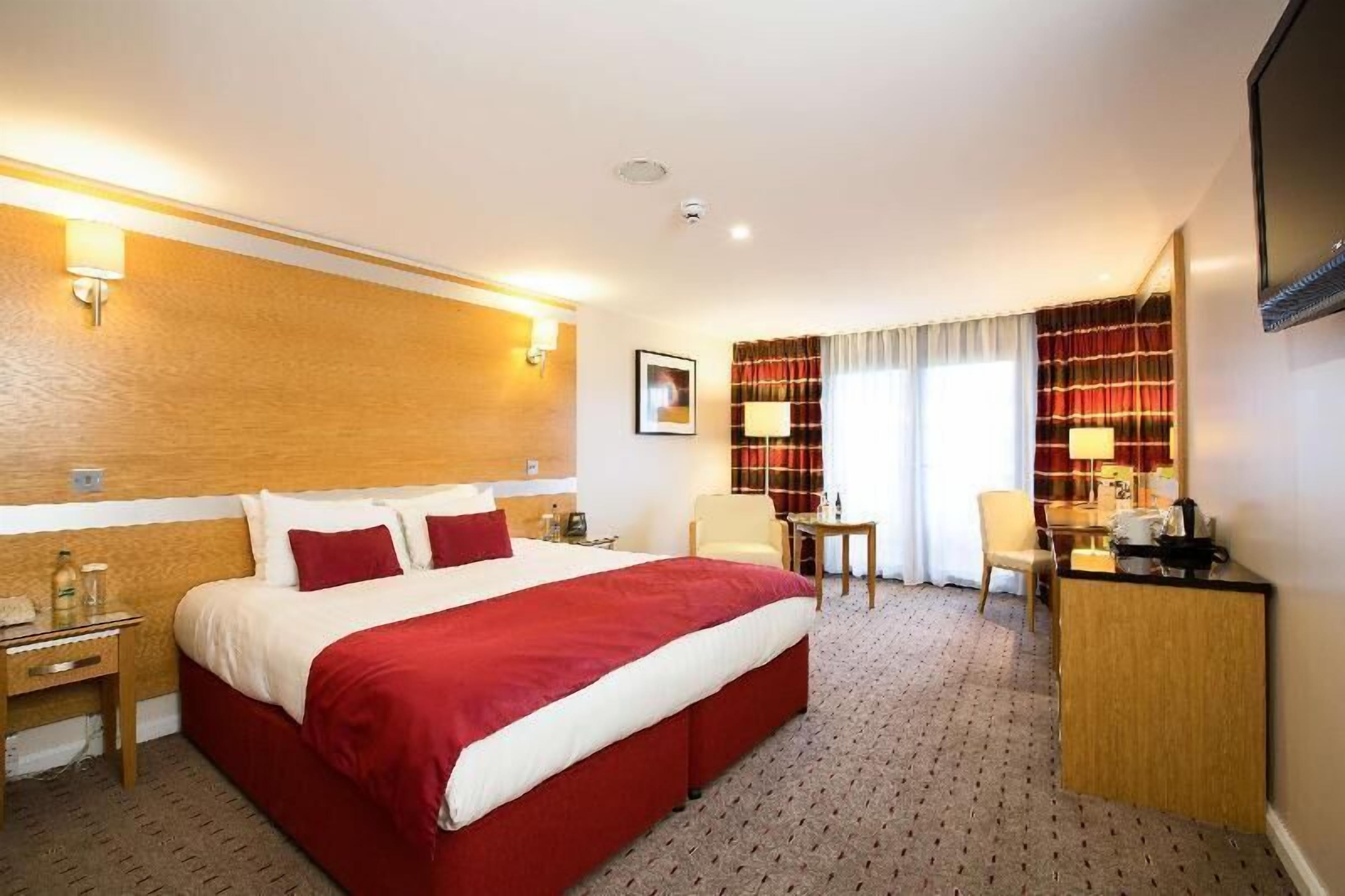 Allergikerbettwaren, Zimmersafe, Bügeleisen/Bügelbrett, Reisekinderbett