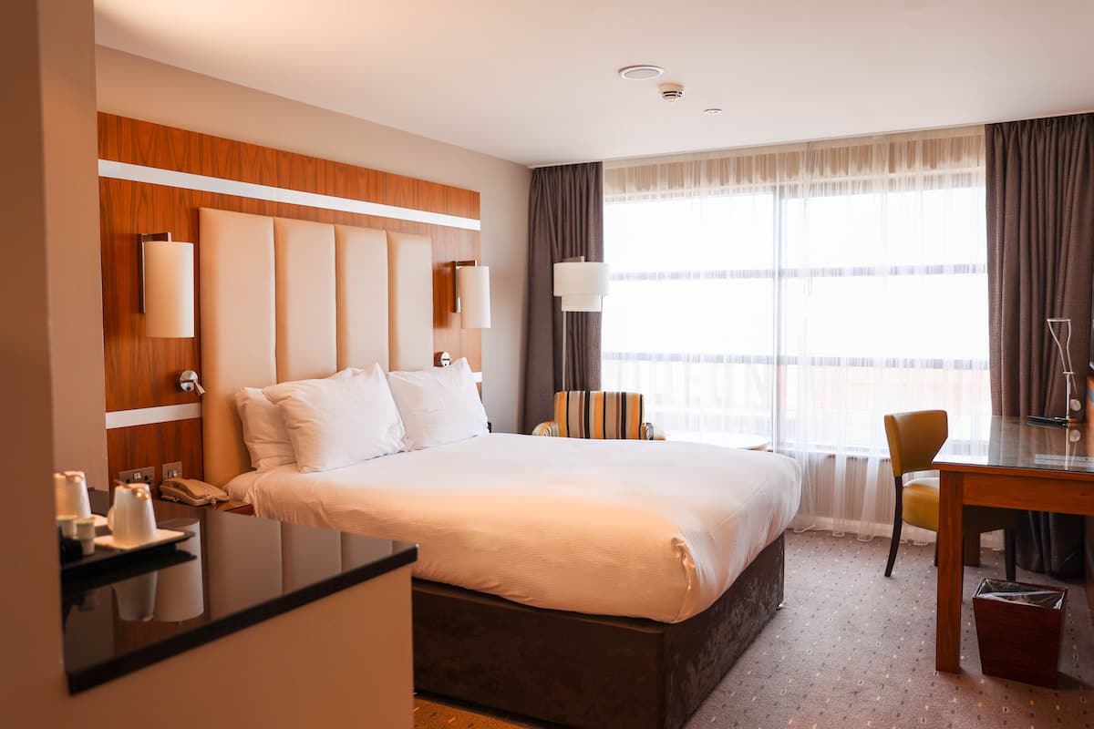 room, 1 double bed | in-room safe, iron/ironing board, free wifi, bed sheets