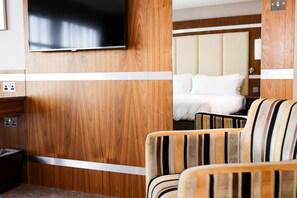 Room, 1 King Bed, City View, Corner | Hypo-allergenic bedding, in-room safe, iron/ironing board, travel crib - DoubleTree by Hilton Milton Keynes (Milton Keynes)