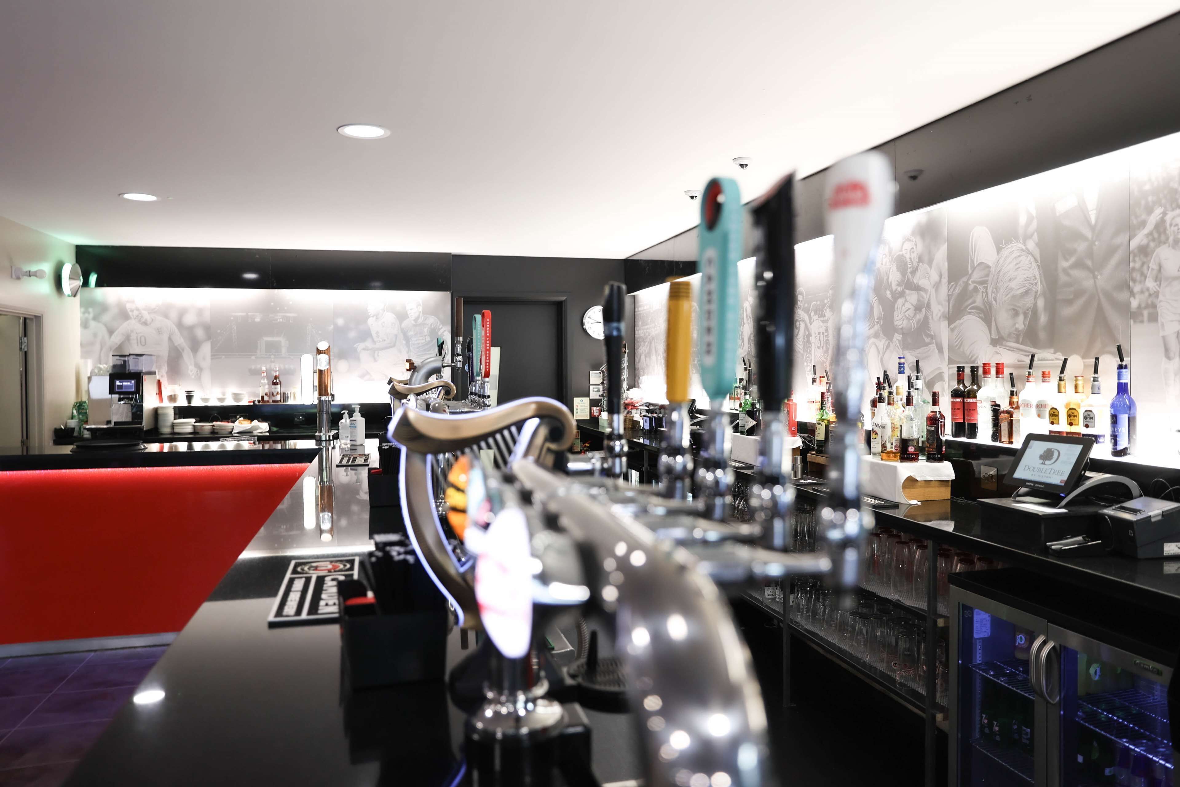 2 bars/lounges