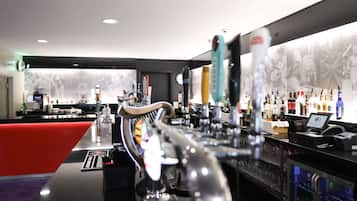 2 bars/lounges