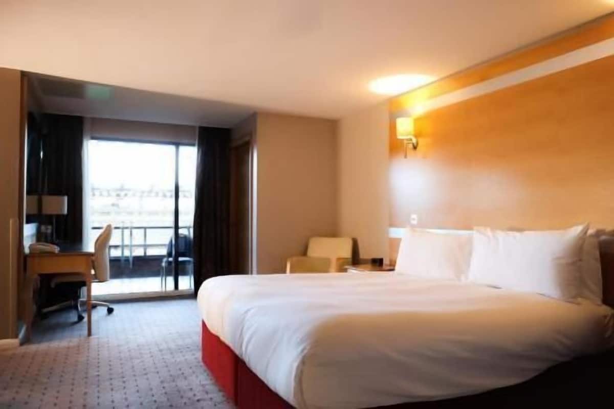 Hypo-allergenic bedding, in-room safe, iron/ironing board, travel cot