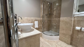 Family Room, 1 King Bed (Daytime Pitch View) | Bathroom | Designer toiletries, hair dryer, towels, soap