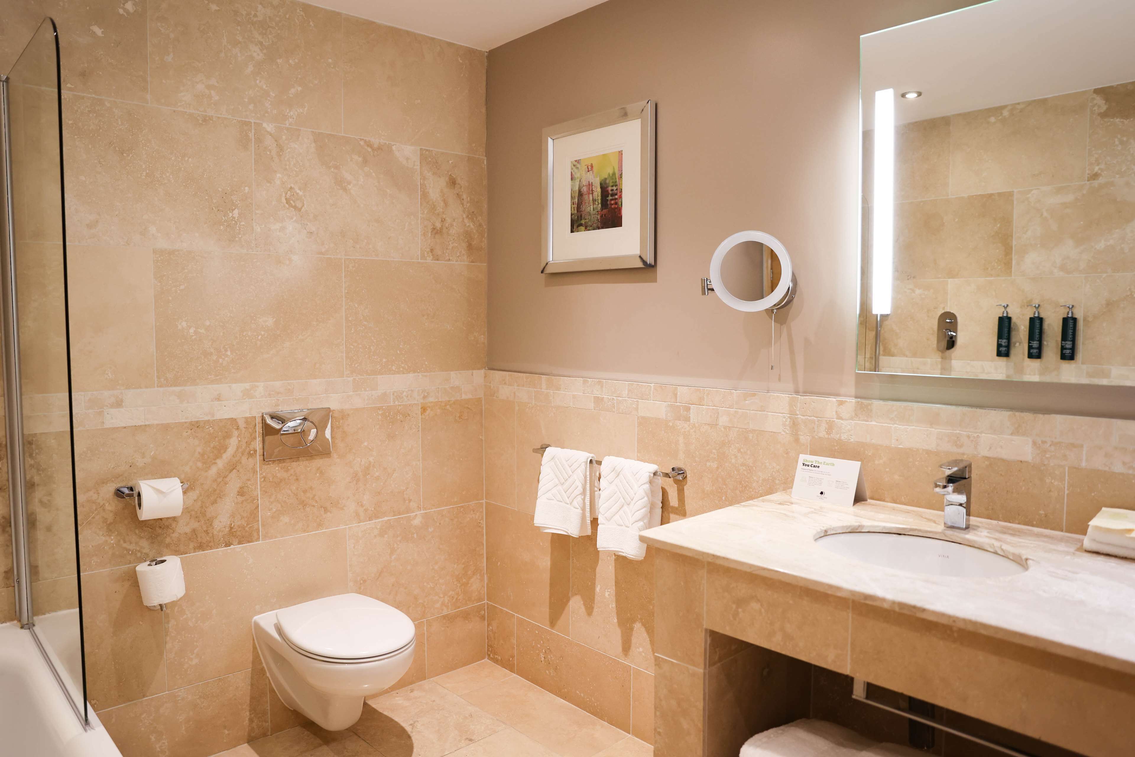 Un baño con inodoro, lavamanos y ducha.