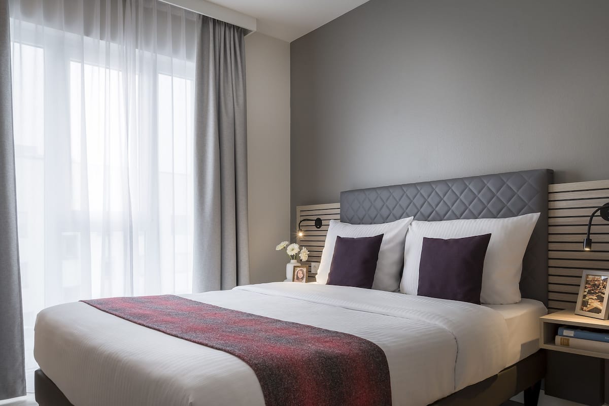 Hypo-allergenic bedding, in-room safe, desk, blackout curtains