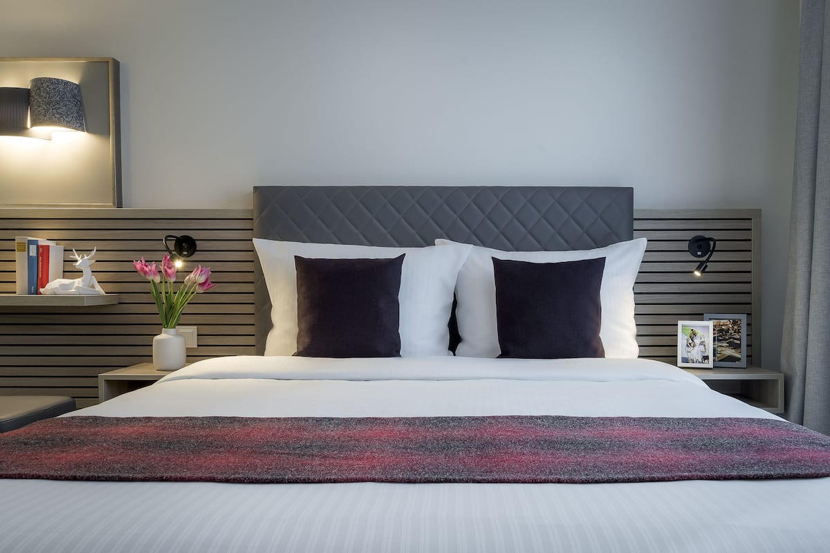 Hypo-allergenic bedding, in-room safe, desk, blackout curtains