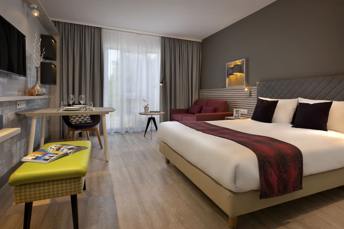 Hypo-allergenic bedding, in-room safe, desk, blackout curtains