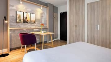 Hypo-allergenic bedding, in-room safe, desk, blackout curtains