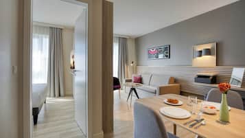 Executive-Apartment, 1 Schlafzimmer | Wohnbereich | 100-cm-LCD-Fernseher mit Satellitenempfang, Fernseher