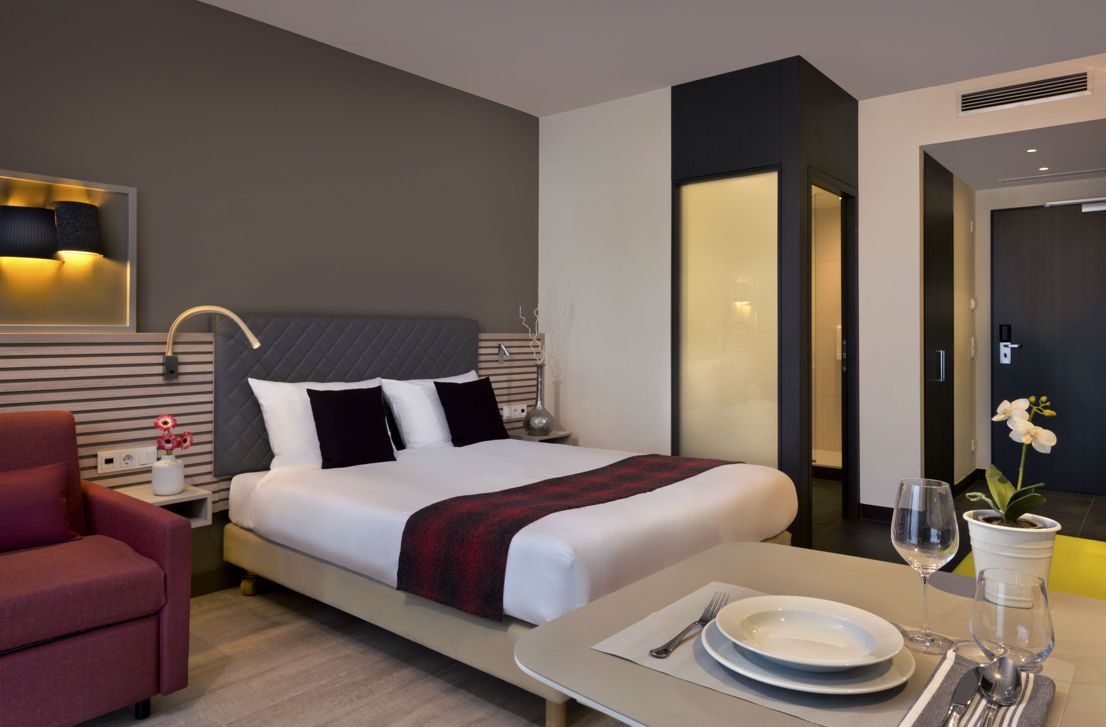 Hypo-allergenic bedding, in-room safe, desk, blackout curtains