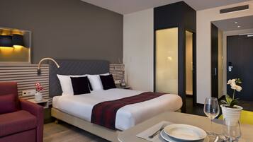 Hypo-allergenic bedding, in-room safe, desk, blackout curtains