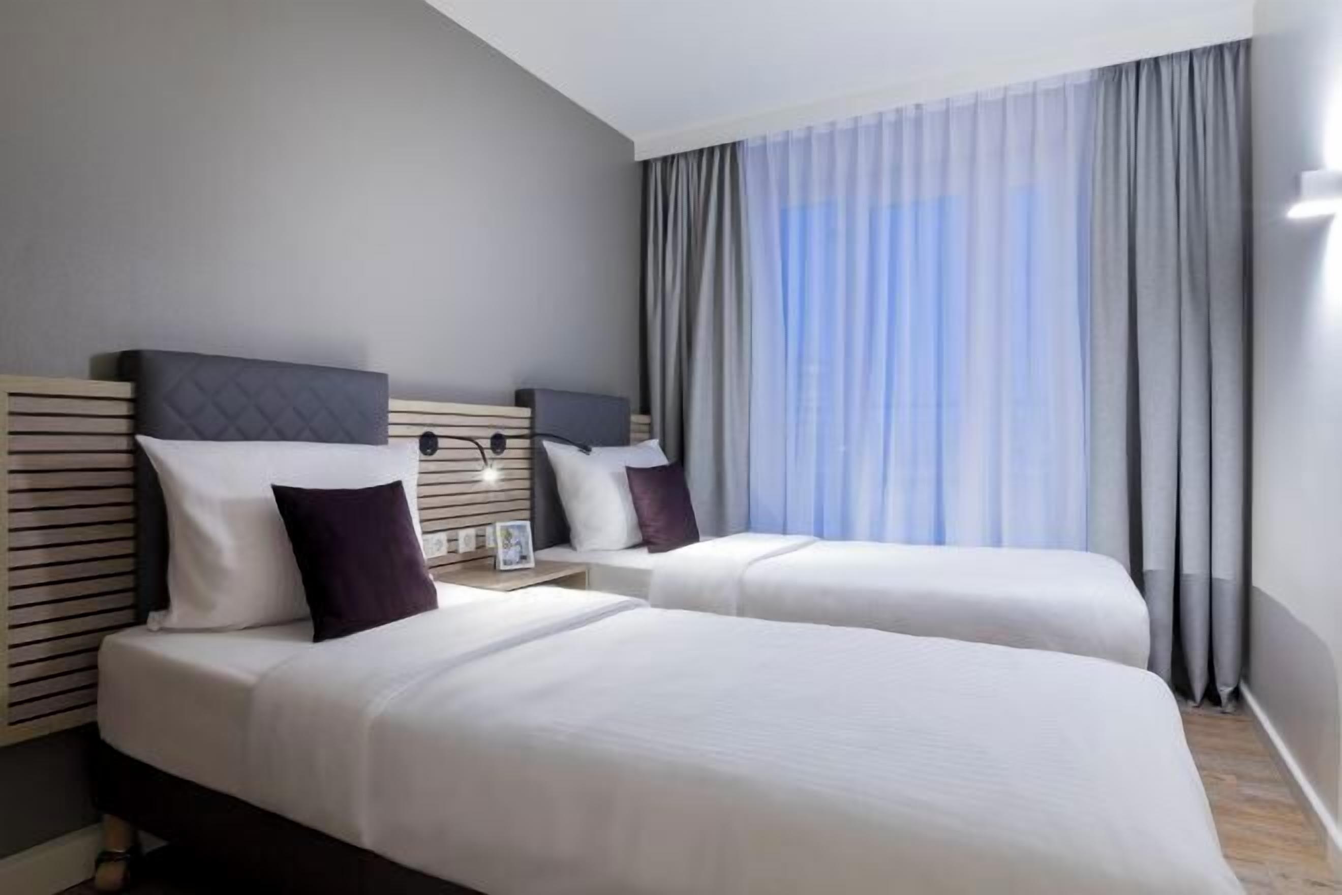 Hypo-allergenic bedding, in-room safe, desk, blackout drapes
