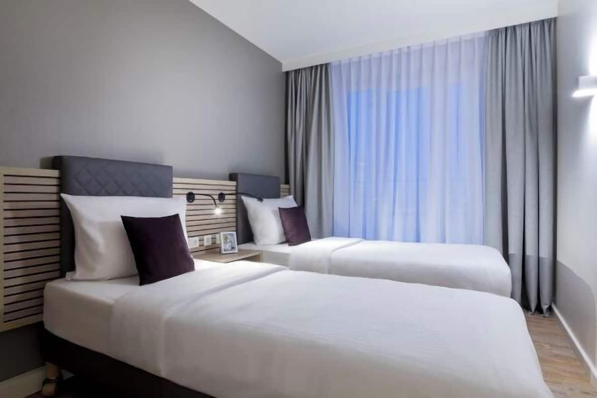 Hypo-allergenic bedding, in-room safe, desk, blackout drapes