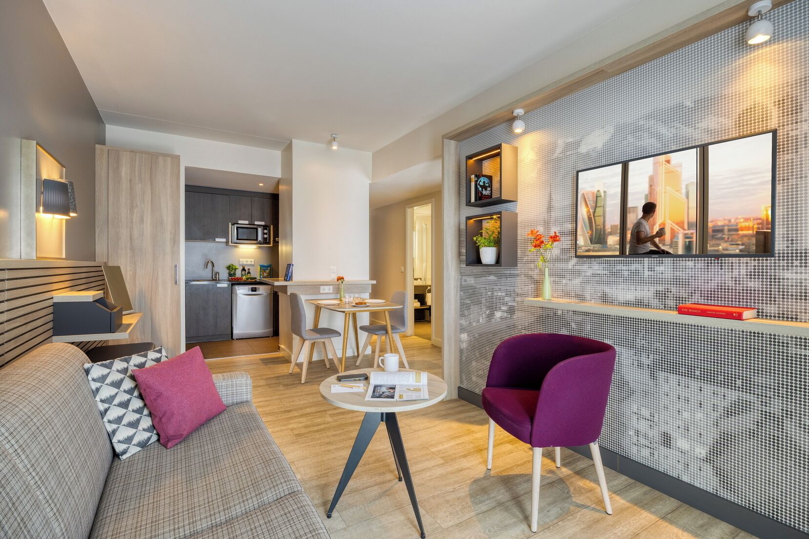 Apartamento ejecutivo, 1 habitación | Zona de estar | Televisión LCD de 100 cm con canales por satélite, una televisión