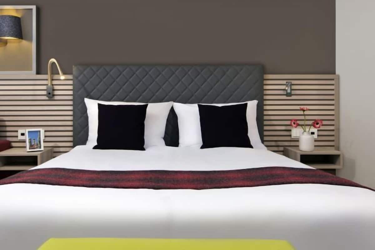 Hypo-allergenic bedding, in-room safe, desk, blackout drapes