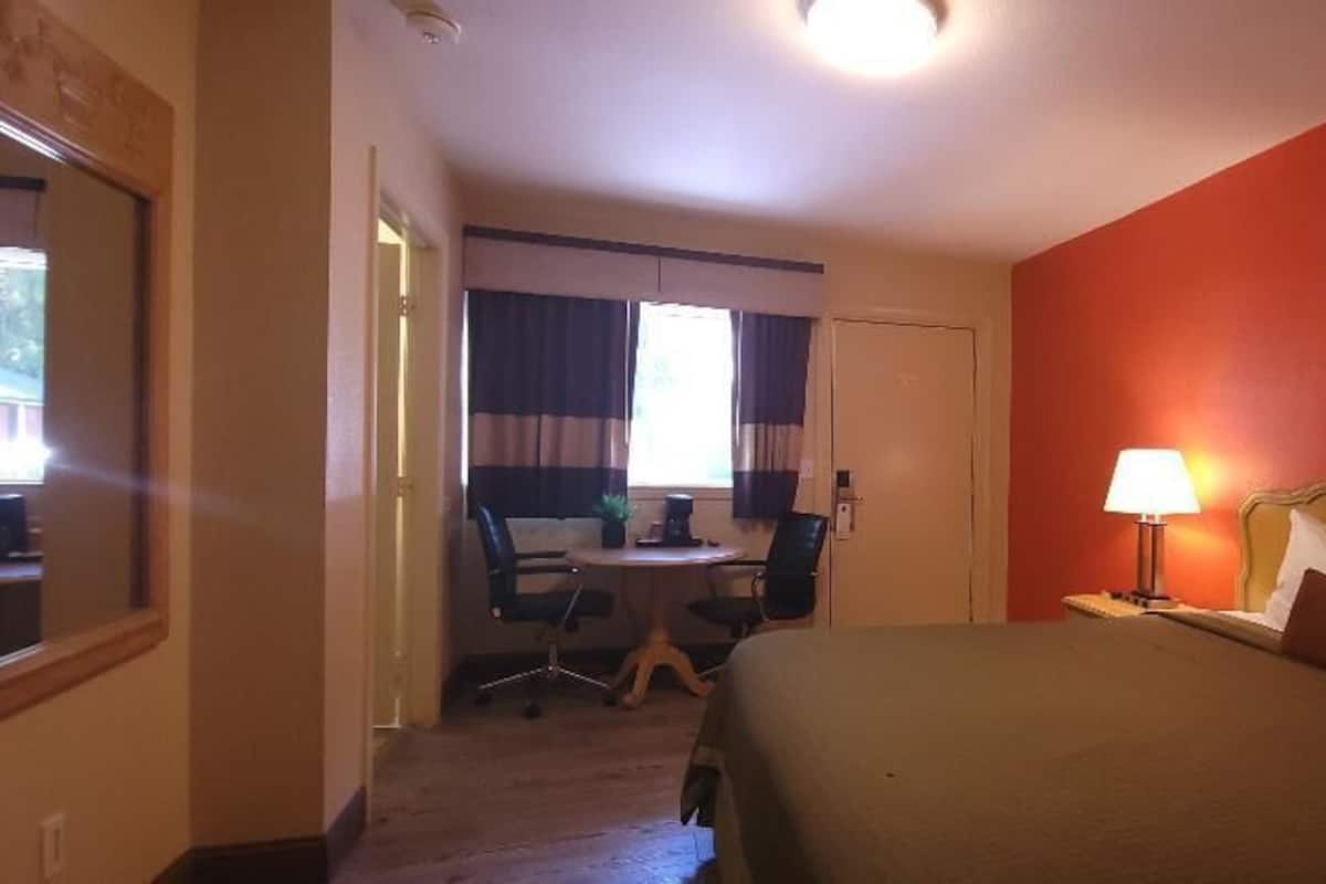 Basic Room, 1 King Bed, Accessible | Free WiFi, bed sheets