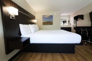 Standard Room, 1 King Bed | Blackout drapes, soundproofing, free WiFi, bed sheets - Paragon Inn Hillsboro (Hillsboro)