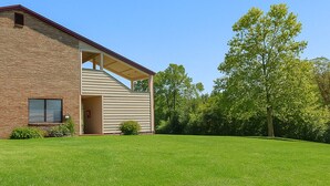 A modern building with a covered entryway, a brick exterior, and a well-maintained lawn. - Paragon Inn Hillsboro (Hillsboro)