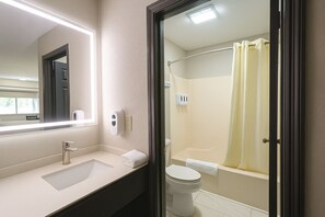 Combined shower/tub, deep soaking tub, towels - Paragon Inn Hillsboro (Hillsboro)